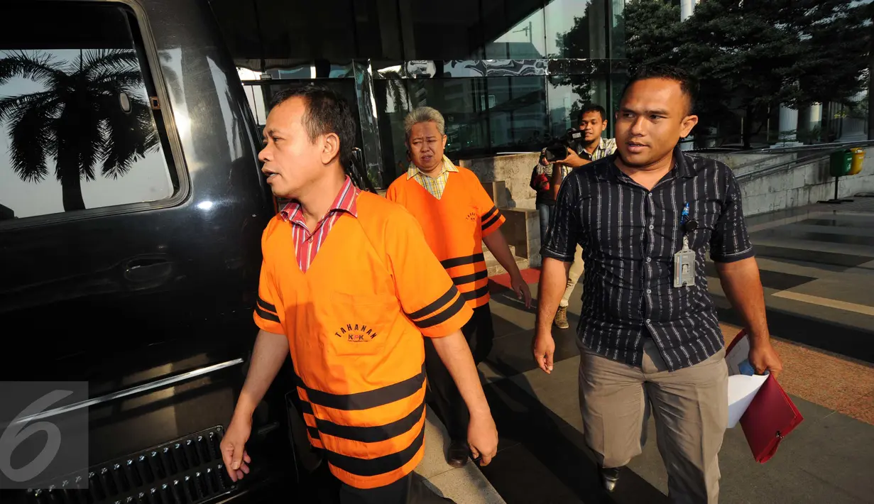 Anggota Majelis Hakim PTUN Medan Dermawan Ginting (kiri) dan Amir Fauzi meninggalkan Gedung KPK, Jakarta, Kamis (22/9/2015). Dermawan Ginting diperiksa terkait kasus dugaan suap yang melibatkan OC Kaligis. (Liputan6.com/Helmi Afandi)