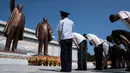 Penduduk membungkuk di depan patung pemimpin Korea Utara, Kim Il Sung dan Kim Jong Il di Bukit Mansu, Pyongyang, pada peringatan 24 tahun kematian Kim Il Sung, Minggu (8/7). Kim Il-sung memimpin Korut sejak 1948 hingga 1994. (AP Photo/Andrew Harnik, Pool)