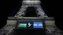 Gambar bendera Palestina (kiri) dan Israel serta seekor merpati dengan ranting zaitun, yang ditampilkan di Menara Eiffel pada malam sebelum Prancis berencana mengakui Negara Palestina, di Paris, pada 21 September 2025. (Bertrand GUAY/AFP)
