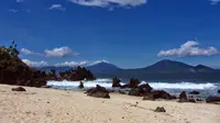 Salah satu pantai paling terkenal dan paling indah di Pulau Adonara di Kabupaten Flores Timur, NTT, adalah Pantai Watotena. (Liputan6.com/Ola Keda)