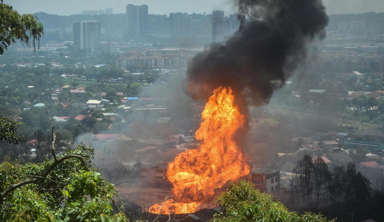 Departemen Pemadam Kebakaran Selangor mengatakan kebakaran merambat ke rumah-rumah di sekitar lokasi. (Arif Kartono/AFP)