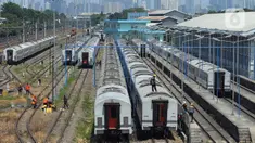 Pekerja mencuci rangkaian gerbong kereta yang terparkir di Depo Cipinang, Jakarta, Jumat (22/9/2023). Depo Cipinang menjadi tempat perawatan kereta terbesar di Indonesia dengan memiliki 28 jalur kereta. (merdeka.com/Imam Buhori)