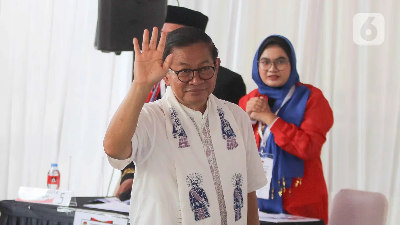 Ditemani Istri dan Anaknya, Pramono Anung Gunakan Hak Pilihnya di TPS 046 Cipete Selatan