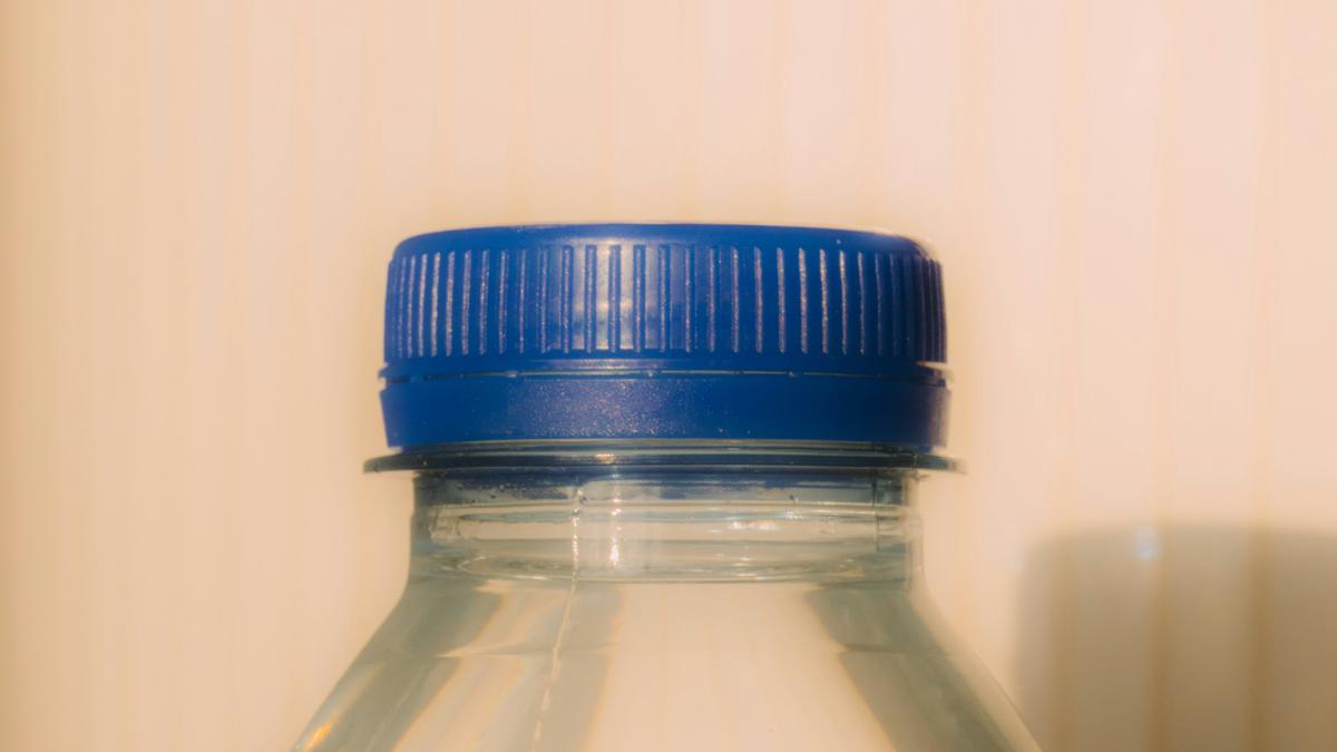 Studi: Kebiasaan Minum Air dari Botol Plastik Sekali Pakai Tingkatkan Konsumsi Mikroplastik Sampai 2 Kali Lipat