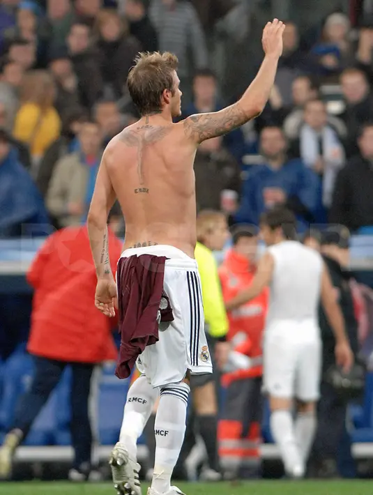 Serasa ingin memeluk David Beckham dari belakang, ya?  (via popsugar.com)