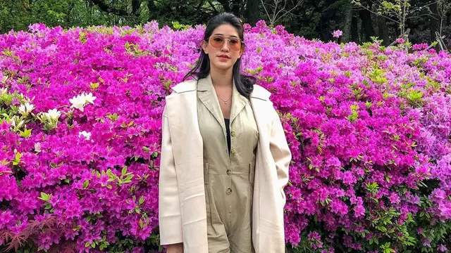 FOTO: Gaya Kasual Elma Agustin saat Berlibur, Stylish dan Menawan