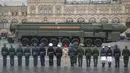 Rudal balistik RS-24 Yars Rusia melintas di Lapangan Merah saat parade militer Hari Kemenangan di Moskow, Rusia, Minggu (9/5/2021). Parade militer ini untuk memperingati 76 tahun berakhirnya Perang Dunia II di Eropa. (AP Photo)