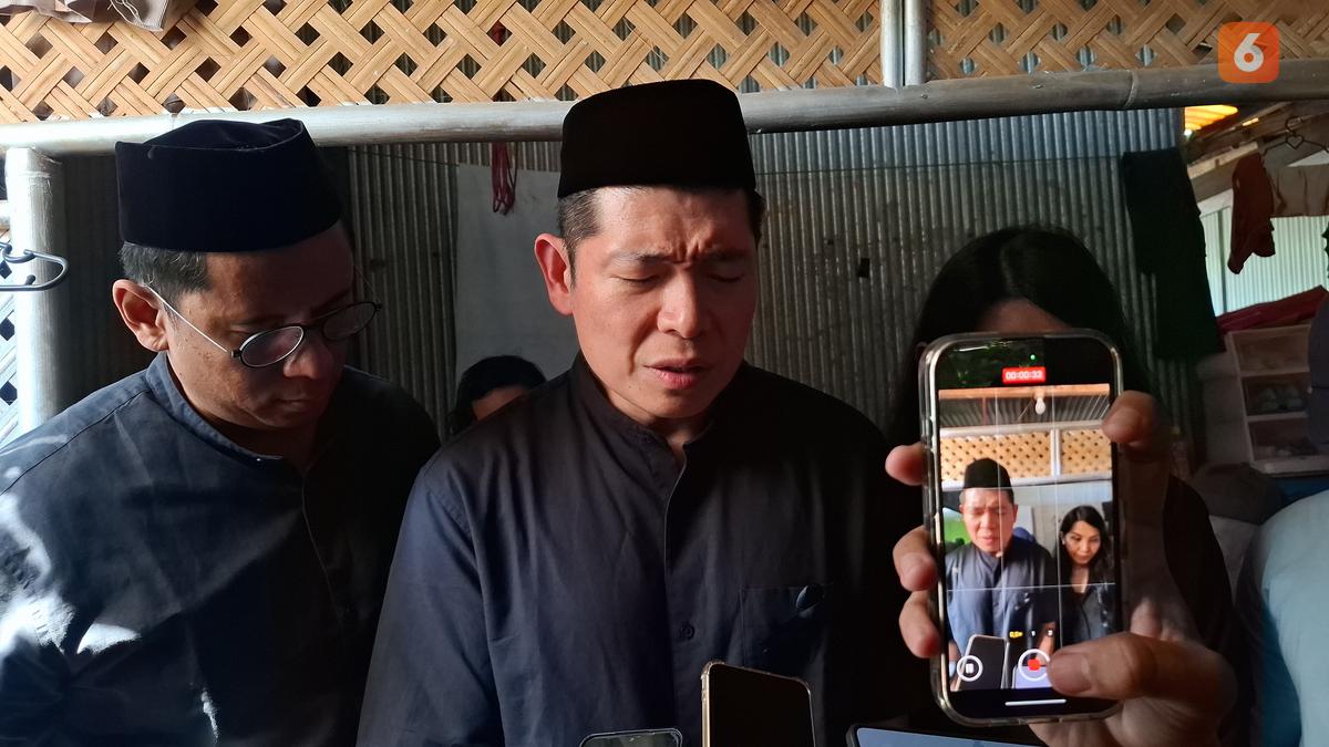 Datang dari Singapura, CEO Grab Anthony Tan Peluk Keluarga Ojol Tewas Dikeroyok Massa di Makassar