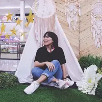 Fitri Tropica, selalu identik dengan dandanannya yang khas dan unik. Tidak memamerkan keseksiannya, perempuan yang akrab disapa Fitrop ini tetap tampil stylish dengan rasa percaya dirinya. (Instagram/fitrop)