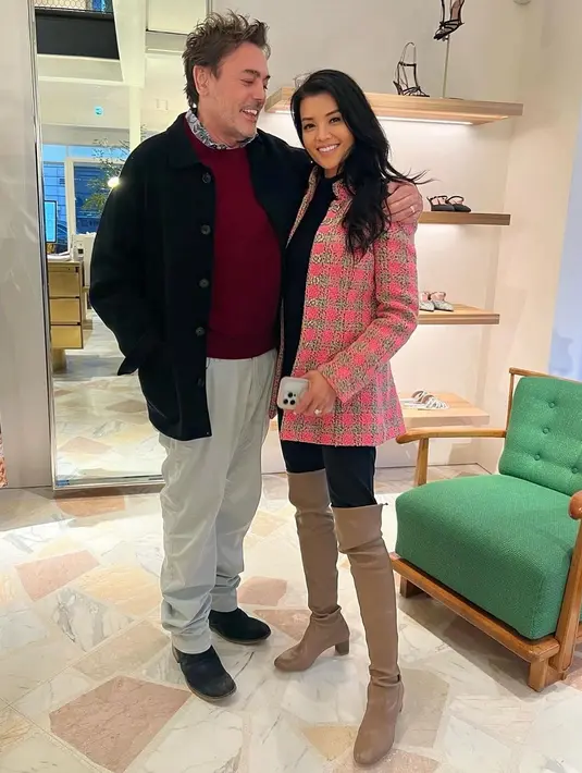 Momen ultah suami Farah Quinn yang disebut-sebut mirip Tony Stark itu dirayakan dengan dinner bersama keluarga. [@farahquinnofficial]