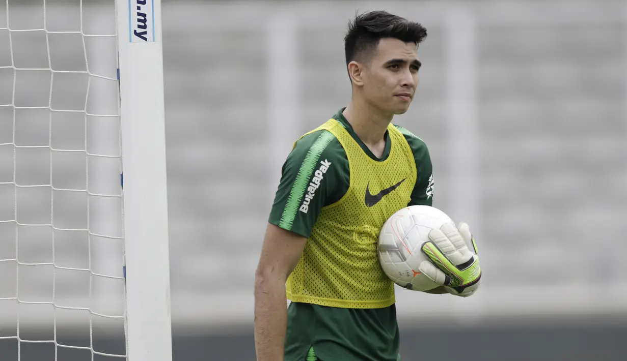 Kiper Timnas Indonesia U-22, Nadeo Argawinata, menangkap bola saat latihan di Stadion Madya, Jakarta, Selasa (15/1). Latihan ini merupakan persiapan jelang Piala AFF U-22. (Bola.com/Yoppy Renato)