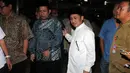 Bersama Fachri Hamzah (kiri), Presiden PKS, Anis Matta, menyambangi RSPP, Jakarta, untuk melihat langsung kondisi Ketum Partai Gerindra, Suhardi, (26/8/14). (Liputan6.com/Helmi Fithriansyah)