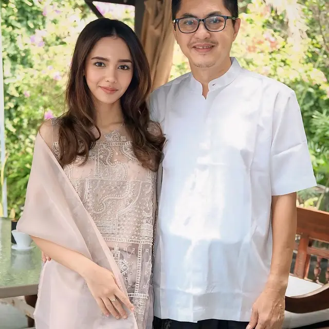 6 Potret Dianda Sabrina dan Sutradara Indrayanto, Terpaut Usia 27 Tahun Curi Perhatian