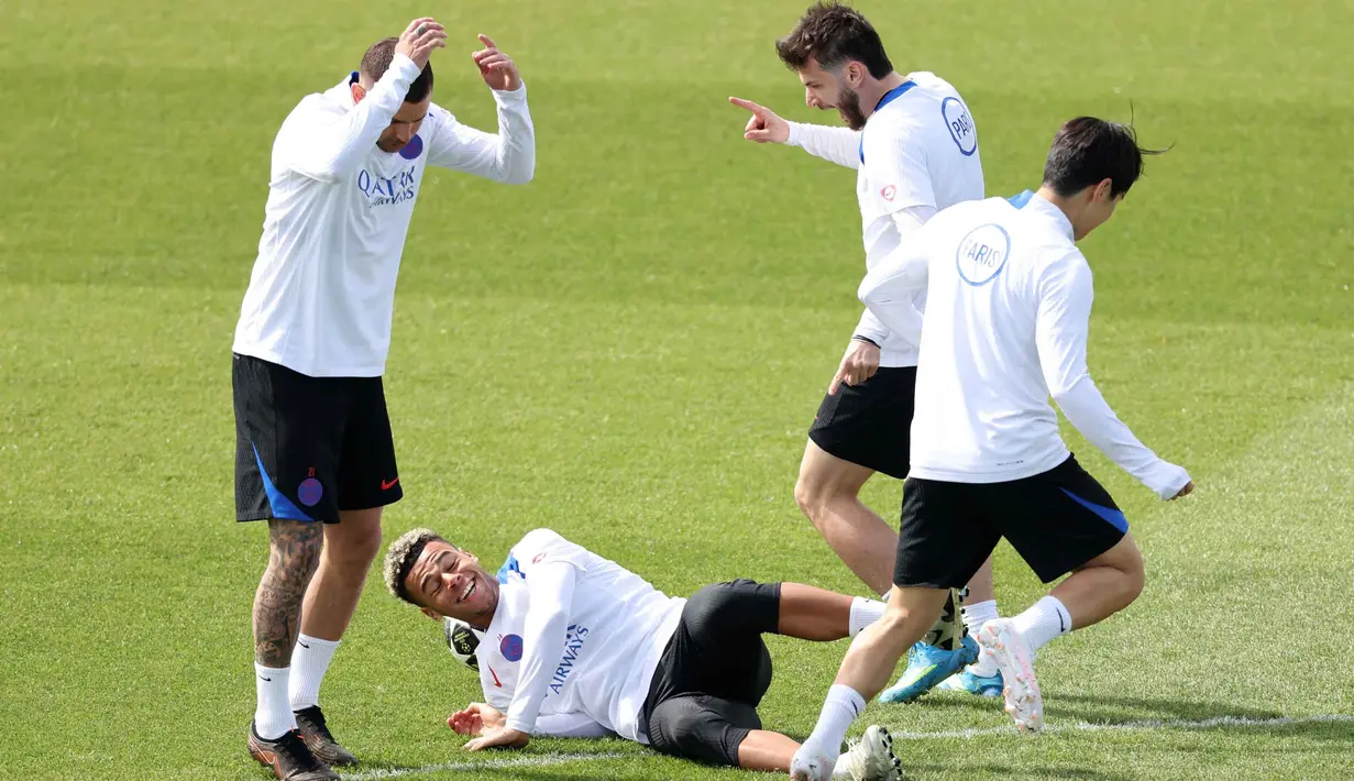 Gelandang Paris Saint-Germain asal Prancis, Desire Doue (tengah bawah) saat mengikuti sesi latihan klub sebelum pertandingan leg pertama semifinal Liga Champions 2025/2026 melawan klub Jerman, Bayern Muenchen, di PSG Campus, Poissy, Barat Laut Paris, pada Senin 27 April 2026. (FRANCK FIFE/AFP)