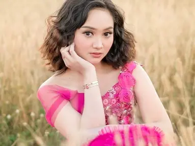 Dalam balutan busana apapun, pedangdut Jihan Audy ini selalu berhasil terlihat menawan. Seperti saat pemotretan dengan memakai busana serba merah muda ini.(Liputan6.com/IG/jihanaudy123_real)