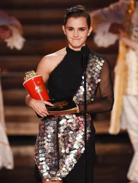 Melansir News.com.au, Emma dinobatkan menjadi pemenang di ajang MTV Movie Awards 2017 kategori Best Actor in a Movie. Prestasi ini berhasil dia raih berkat perannya di film Beauty and the Beast yang juga menjadi pemenang. (AFP/Bintang.com)