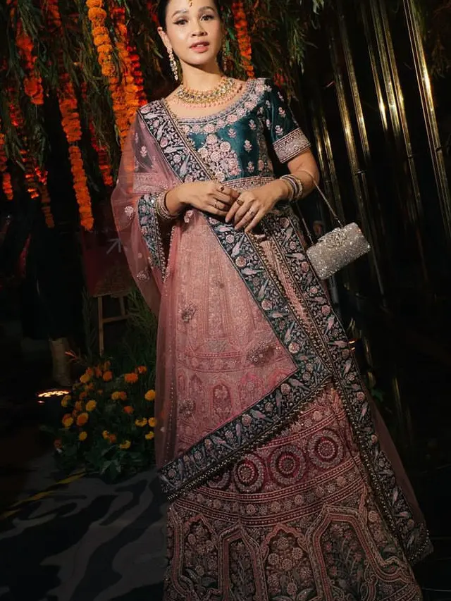 Andien Aisyah Dibalut Pakaian Leheng khas India saat Festival Diwali. @andienaisyah]