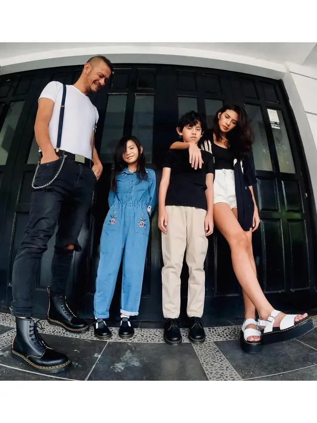 6 Potret Bahagia Keluarga Kecil Eno Netral dan Nadila Ernesta yang Jarang Tersorot