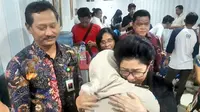 Menkes Nila memeluk istri dari pegawai Kementerian Kesehatan RI yang jadi korban jatuhnya Lion Air JT 610. (Biro Komunikasi dan Pelayanan Masyarakat, Kementerian Kesehatan R)