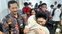 Pelukan Menkes untuk Istri Pegawai Kemenkes yang Jadi Korban Lion Air JT 610