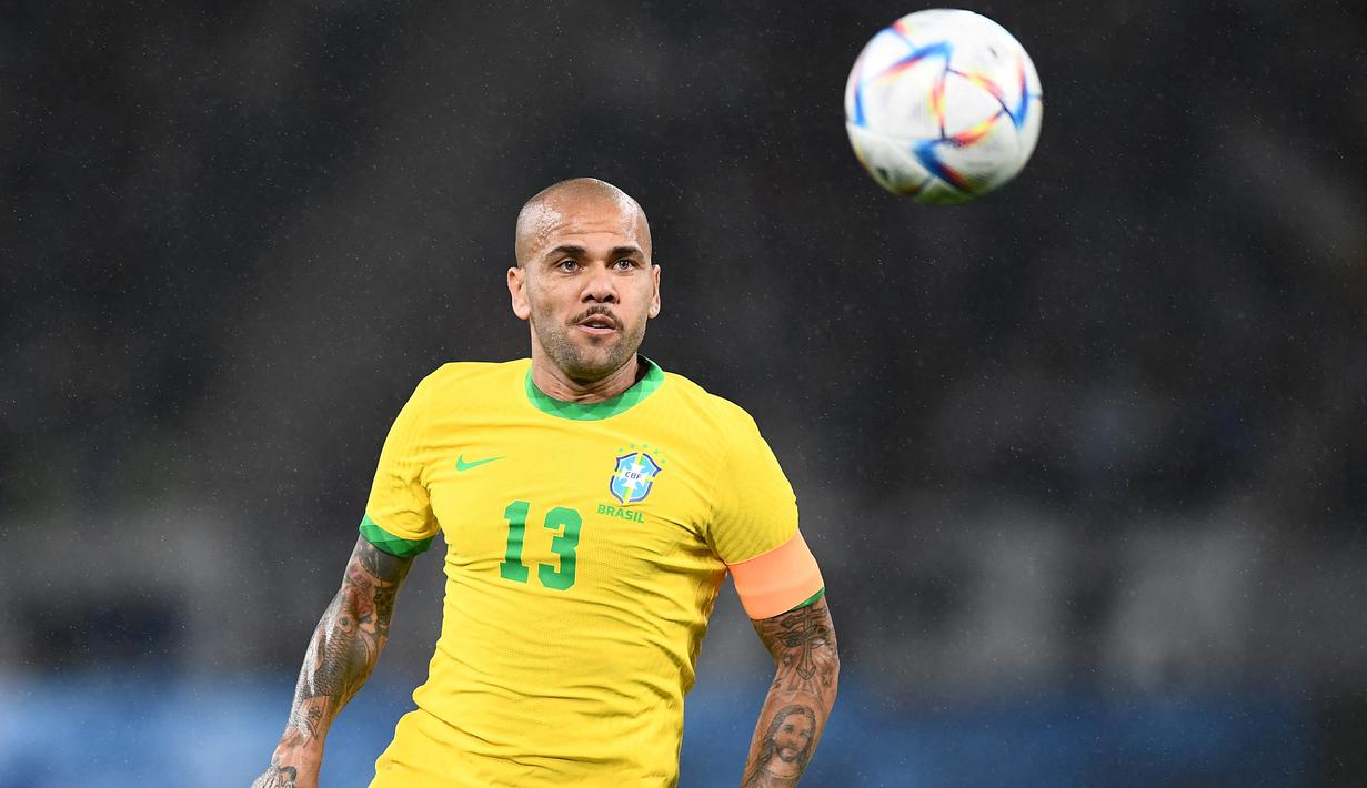 Dani Alves menjadi pemain dengan koleksi caps terbanyak di Grup G Piala Dunia 2022. Ia tercatat telah membuat 124 penampilan bersama Timnas Brasil. Menghabiskan sebagaian besar kariernya di Barcelona, kini Alves berkarier di klub Liga Meksiko, UNAM. Kehadirannya di skuad Selecao banyak membuat publik bertanya. Tentu, pelatih Tite memiliki alasan tersendiri atas pemanggilan pemain 39 tahun ini untuk Piala Dunia 2022. (AFP/Charly Triballeau)