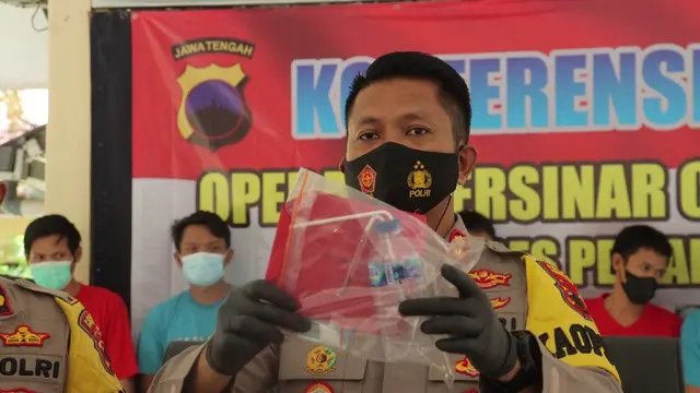 Kapolres Pemalang, AKBP Ari Wobowo menunjukkan bukti kasus penyalahgunaan narkotika. (Foto: Dok. Polres Pemalang/Liputan6.com)