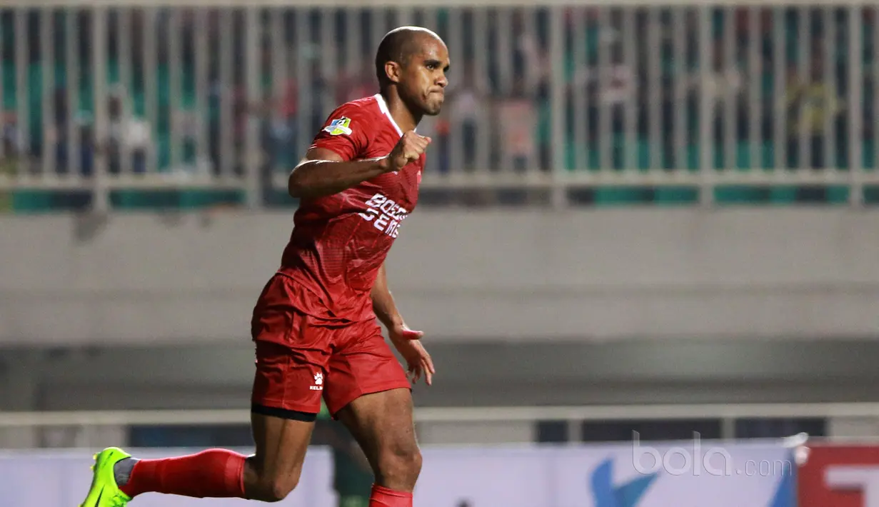 Pemain PSM Makassar, Reinaldo Elias Da Costa mencatatkan namanya sebagai salah satu pemain tersubur di Liga 1 2017 dengan mengoleksi tujuh gol hingga pekan ke-11 dan menduduki peringkat ketiga. (Bola.com/Nicklas Hanoatubun)