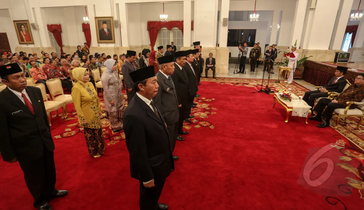 Para Kepala Daerah saat bersiap menerima penghargaan dari Presiden Joko Widodo, Jakarta, Selasa (28/4/2015).  Penghargaan ini diberikan dalam rangka hari otonomi daerah (Liputan6.com/Faizal Fanani)