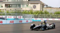 Tak ada rotan akar pun jadi. Ya, istilah ini mungkin tepat disematkan kepada para penonton yang beruntung dapat menyaksikan langsung ajang balap Formula E tanpa harus datang ke sirkuit Jakarta International e-Prix Circuit, Ancol, Sabtu (4/6/2022). Mereka yang tinggal berdekatan dengan sirkuit pun ibarat mendapat durian runtuh. (Bola.com/M Iqbal Ichsan)