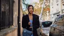 Street style but make it like a lady boss! Alyssa tampak mengenakan mini dress berwarna baby blue yang ditumpuknya dengan oversized blazer hitam, bisa jadi inspirasi workwear yang juga menarik. Ia memadukan penampilannya dengan sneakers dan tas Dior. Foto: Instagram.