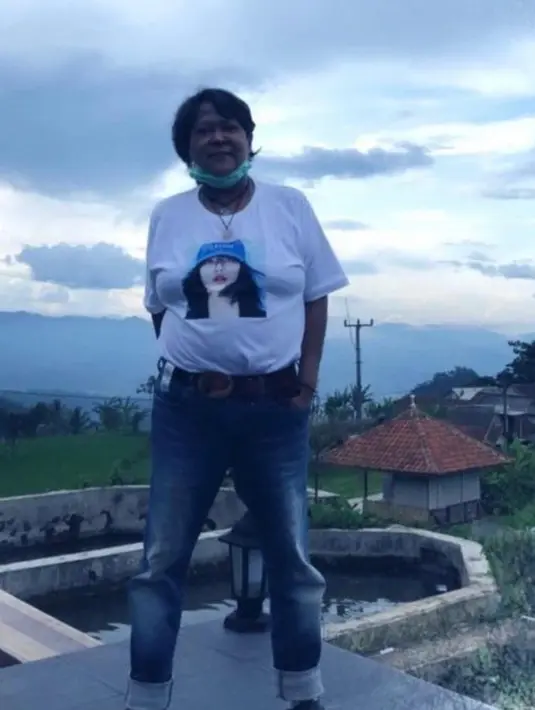 <p>Bukan rahasia lagi, Suti memang kerap tampil tomboy dengan kaos, celana jeans, dan topi. (Instagram/sutykarno).</p>