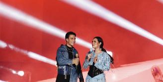 Vidi Aldiano pun didapuk menjadi opening konser Raisa. Difoto tersebut, ia tampol dengan jaket denim dipadu inner dan celana hitam.  (@vidialdiano)