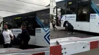 Viral Video Bus Transjakarta Mogok di Tengah Perlintasan KRL, Warga Berjibaku Mendorong. (Sumber: Instagram/hilmi.abdulah1)