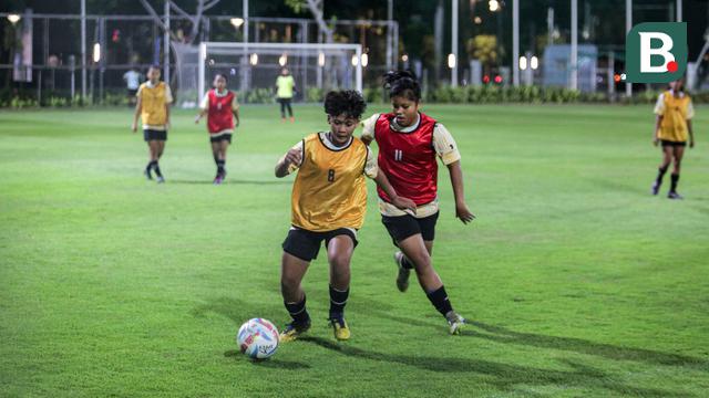 Foto: Kesibukan Coach Satoru Mochizuki saat Pimpin Langsung Latihan Timnas Indonesia Putri U-17