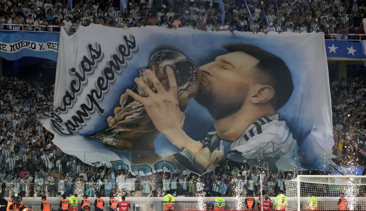 Bener bergambarkan pemain Timnas Argentina, Lionel Messi saat laga uji coba internasional antara Argentina melawan Curacao yang berlangsung di Stadion Unico Madre de Ciudades, Rabu (29/3/2023) pagi WIB. La Pulga berhasil mencetak hattrick dan membawa timnya menang dengan skor 7-0. (AFP/Juan Mabromata)