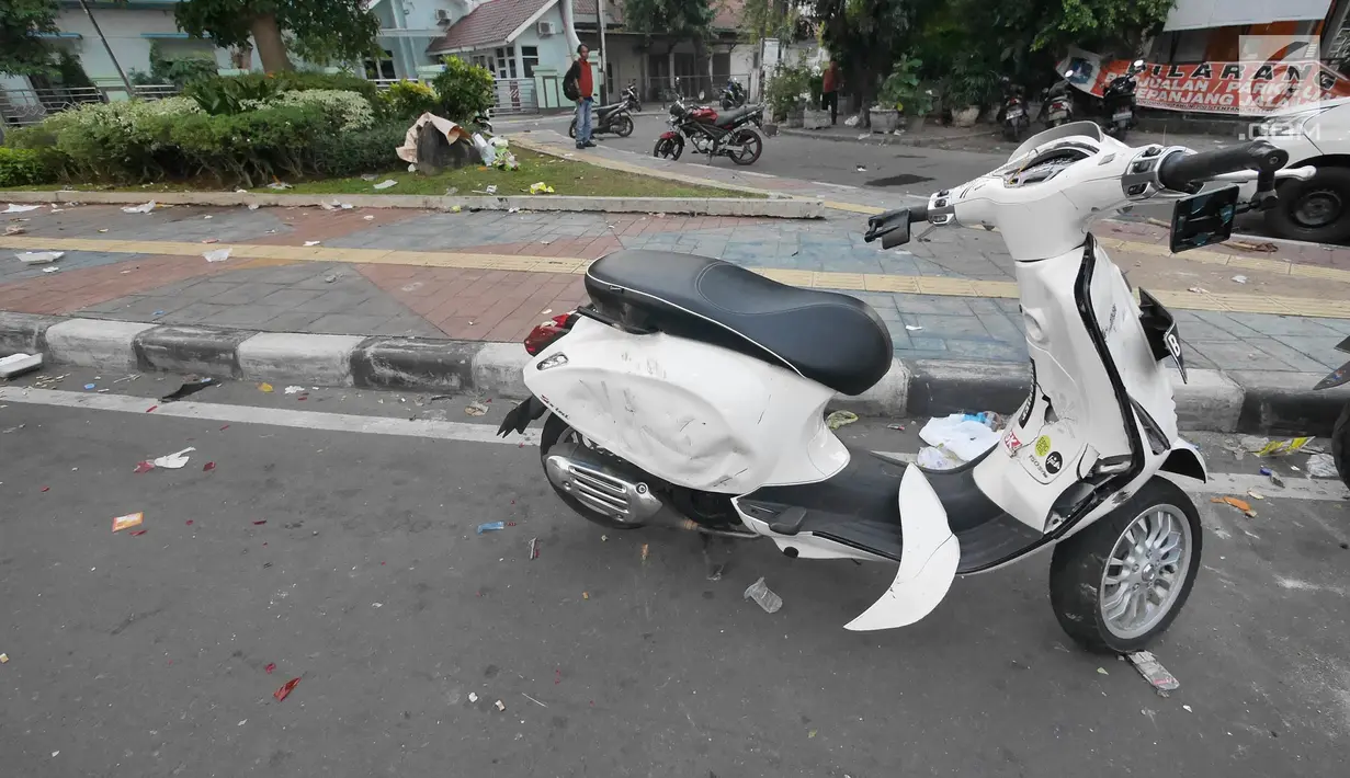 Sebuah motor rusak pascakerusuhan di sekitaran wilayah MH. Thamrin, Jakarta, Kamis (23/5/2019). Aksi unjuk rasa itu dilakukan menyikapi putusan hasil rekapitulasi nasional Pemilu serentak 2019. (Liputan6.com/Herman Zakharia)