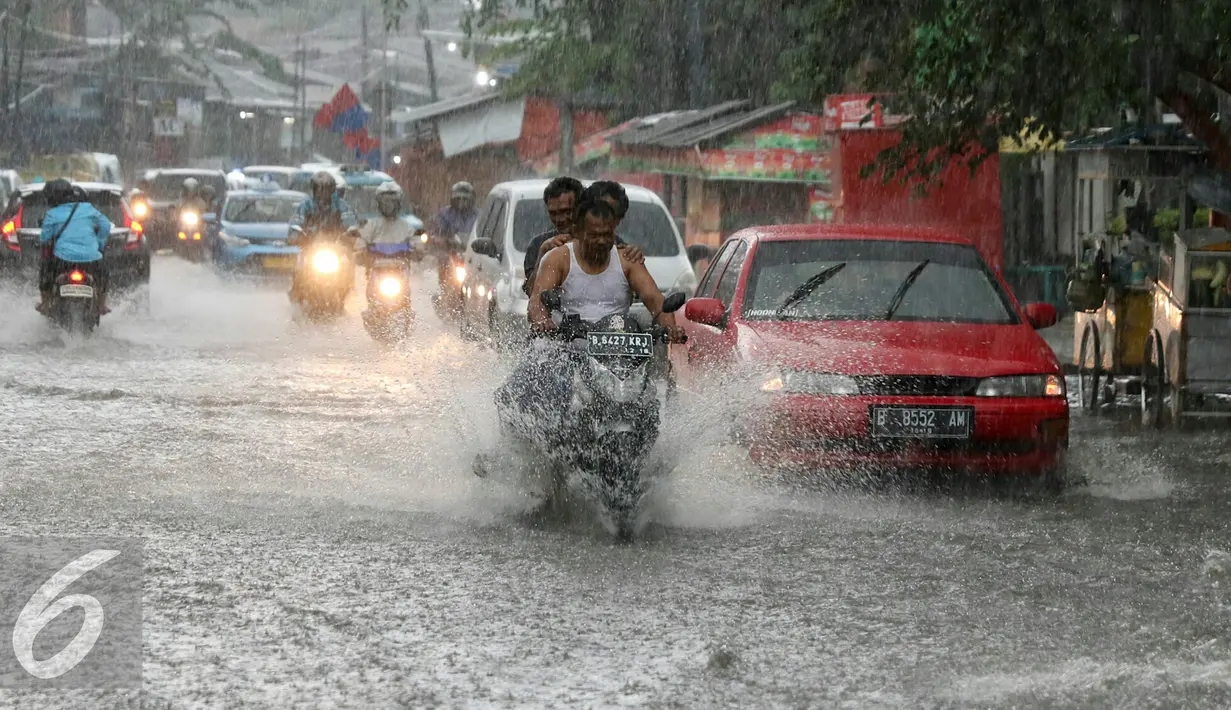 Hujan deras di wilayah Depok menyebabkan banjir di Komjen Pol M Jasin, Kelapa Dua, Depok, Jumat (12/2). Badan Meteorologi, Klimatologi, dan Geofisika (BMKG) menyatakan bahwa Indonesia akan memasuki puncak musim hujan. (Liputan6.com/Yoppy Renato)
