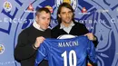 Roberto Mancini. Striker Italia ini direkrut Leicester City dari Lazio di tengah musim 2000/2001. Ia saat itu berusia 36 tahun, 1 bulan dan 22 hari. Hanya bertahan 1 bulan, ia tampil 4 kali di Liga Inggris tanpa torehan gol maupun assist. Ia lantas pensiun dan menjabat pelatih Fiorentina. (lcfc.com)