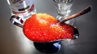 Telur ikan salmon atau kaviar merah terlihat di Moskow, Rusia, 22 November 2021. Warga Rusia yang ingin menikmati liburan musim dingin tradisional mereka dengan kaviar merah akan kecewa tahun ini, menyusul harga mencapai rekor tertinggi dalam sejarah. (Alexander NEMENOV/AFP)