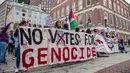 Massa aksi juga mendesak segera diberlakukan gencatan senjata antara Israel dan Milisi Hamas di wilayah Gaza. (Joseph Prezioso/AFP)
