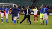 Pelatih Timnas Italia, Antonio Conte (tengah) memberi selamat para pemainnya usai laga kontra Azerbaijan, di fase kualifikasi Piala Eropa 2016 Grup H (10/10/2015). Conte sedang berkonsentrasi membangun taktik Gli Azzurri menuju Euro 2016.  (EPA/Zurab Kurt