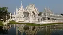 Wat Rong Khun juga dikenal sebagai Kuil Putih dirancang oleh seniman visual Thai Chalermchai Kositpipat, Jumat (4/3). Selain patung-patung dewa, di kuil ini juga terdapat jembatan neraka. (REUTERS / Jorge Silva)
