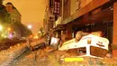 Sejumlah kendaraan terpental akibat serangkaian ledakan dari kebocoran gas bawah tanah di Kaohsiung, Taiwan, Jumat (1/8/14). (REUTERS/Stringer)