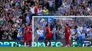 Liverpool akhirnya menyamakan skor di menit ke-40 lewat Mohamed Salah. Dia membuat skor jadi 1-1 usai manfaatkan umpan pendek Darwin Nunez. (AP Photo/Alberto Pezzali)