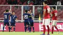 Pesepak bola Jepang U-19 merayakan selebrasi usai mencetak gol ke gawang Timnas Indonesia U-19 pada laga uji coba babak pertama di Stadion Utama GBK, Jakarta, Minggu (25/3). Babak pertama Timnas Indonesia kalah 0-1 (Liputan6.com/Angga Yuniar)