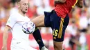 Pemain Spanyol Rodri berebut bola dengan pemain Republik Ceko Jakub Brabec (kiri) pada pertandingan sepak bola UEFA Nations League di Stadion La Rosaleda, Malaga, Spanyol, 12 Juni 2022. Spanyol menang 2-0. (AP Photo/Jose Breton)