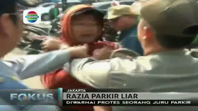 Petugas gabungan dari suku Dinas Perhubungan dan Satpol PP Kecamatan Kebun Jeruk, Jakarta Barat kembali menggelar razia parkir liar. 
