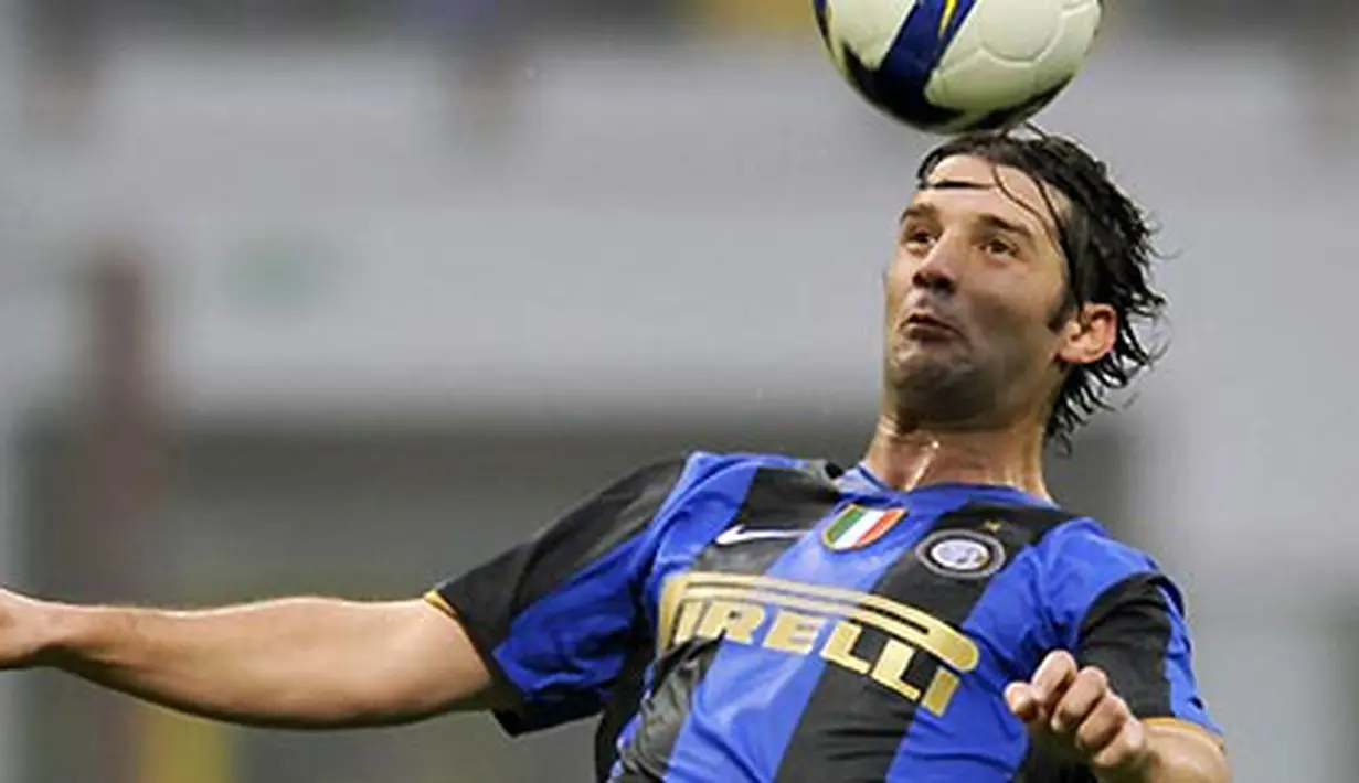 Bek Inter Milan, Cristian Chivu beraksi dalam partai Serie A kontra Genoa pada 26 Oktober 2008 di San Siro, Milan. AFP PHOTO/DAMIEN MEYER