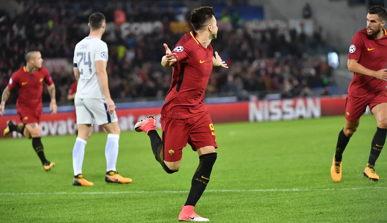 Gelandang AS Roma, Stephen El Shaarawy, merayakan gol yang dicetaknya ke gawang Chelsea pada laga Liga Champions di Stadion Olimpico, Roma, Selasa (31/10/2017). Roma menang 3-0 atas Chelsea. (AFP/Alberto Pizzoli)