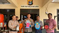 Pelaku dihadirkan dalam jumpa pers pengungkapan kasus spesialis  pembobol rumah dan sekolah. Foto: (Istimewa)